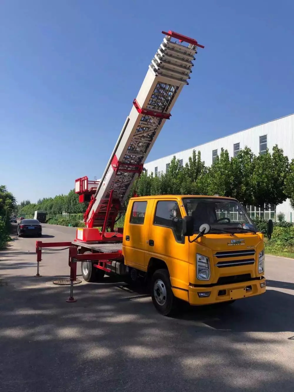 江油附近的云梯车出租服务：轻松解决高空作业需求