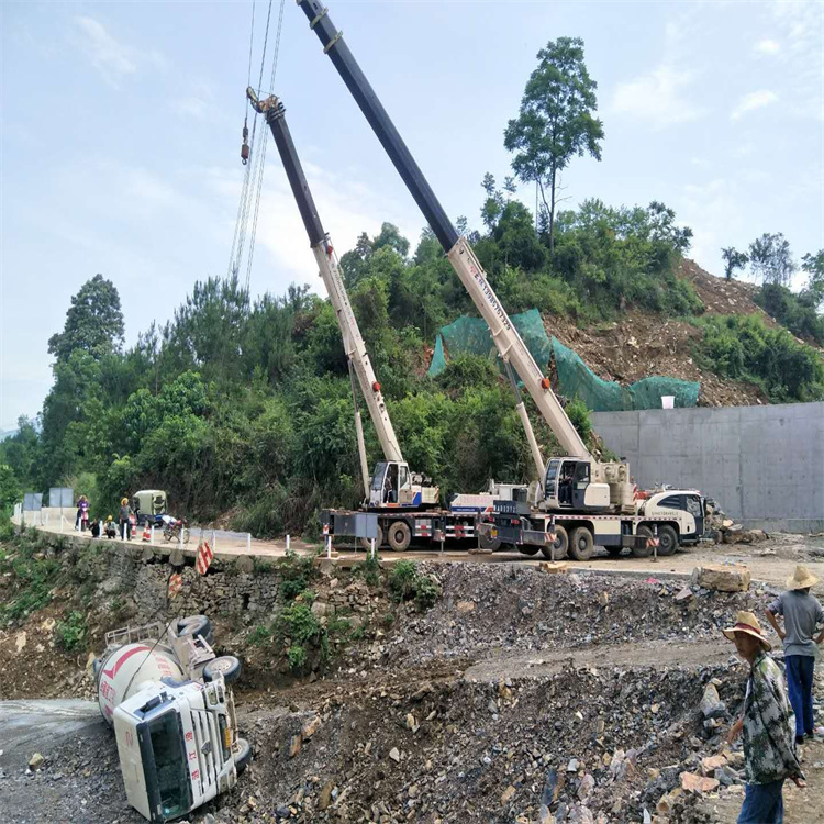 江油汽车掉沟里叫吊车救援要多少钱